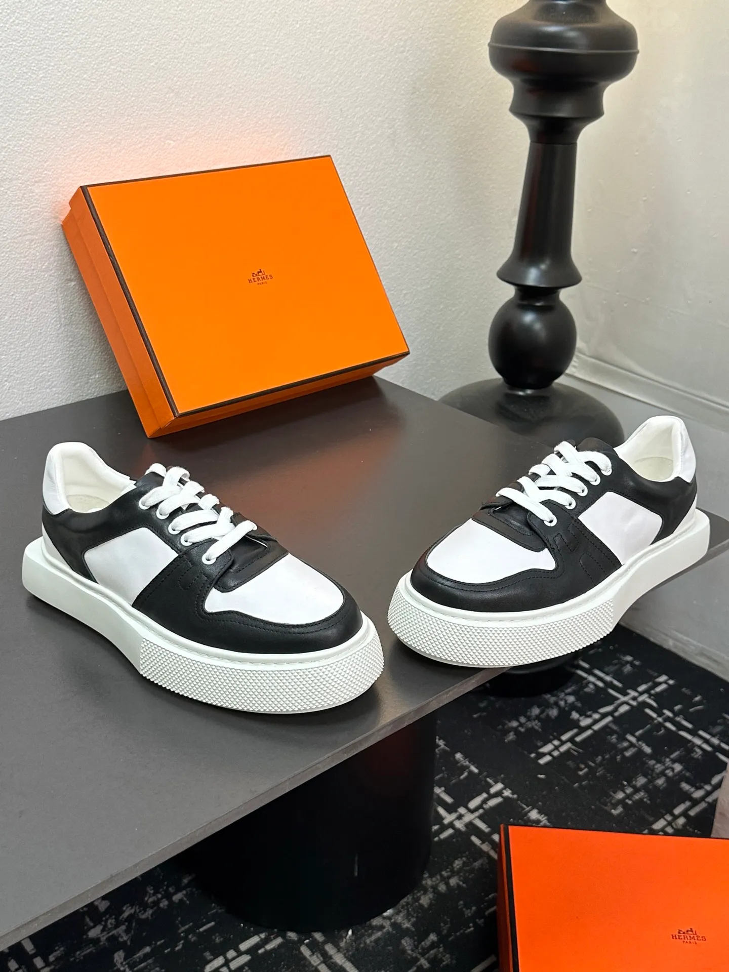 p700💰Men's shoes ❤️❤️Hermes top version# Hermès deep series couple's small white shoes casual skateboard shoes Stylish graphic design to create retro style Upper: cowhide material Lining: sheepskin lining Outsole: TPU outsole Size: 38-45